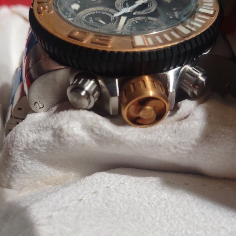 Elevate your style with the stunning Invicta Seahunter watch. - Picture 2 of 6